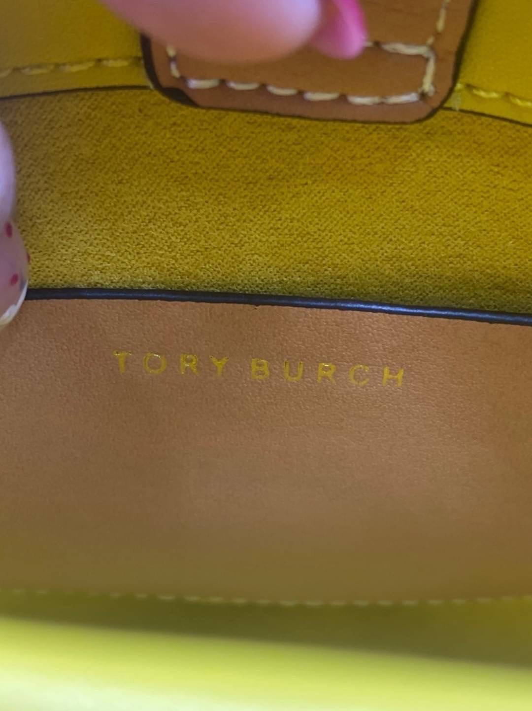 TORY BURCH T MONOGRAM COLORBlOCK JACQUARD MINI TOTE คอลเลคชั่นใหม่ล่าสุด ครอบครองก่อนใคร ไอเท็มยุคนี้รุ่นที่ควรมีติดตู้คะสาวๆ วัสดุ jacquard สลับหนังแท้ หูจับ มาพร้อมสายสะพายข้างหนังแท้ ปรับระดับได้ สายสามารถถอดออกได้ ภายในเป็นช่องโล่ง ใส่มือถือได้ กระเป๋