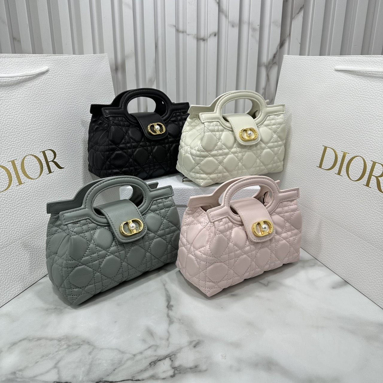 ORI หนังแท้ | Dior Jolie Top Handle Mini Bag กระเป๋าสะพายโจลี่ไซส์มินิหูจับในตัว ดีไซน์หรูหรา โดดเด่นด้วยฝาพับโลหะสีทอง ประดับมุกเรซินสีขาว มาพร้อมสายโซ่มีหนังรองบ่า สะพายไหล่หรือสะพายข้างได้ ทั้งกลางวันและกลางคืน