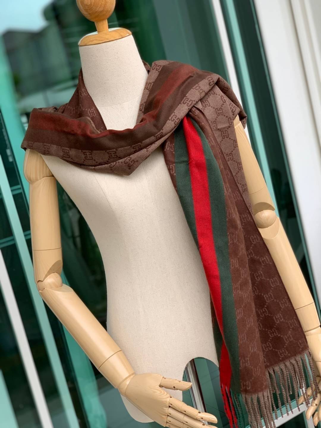 Gucci Classic Print Scarf แบรนด์ดังจากประเทศอิตาลี ด้วยงานพรีเมี่ยมกิ้ฟ ส่งมอบความรู้สึกดีๆให้กับคนที่คุณรัก ในรูปแบบผ้าพันคอและผ้าคลุมไหล่ผืนใหญ่สีสันไม่ฉูดฉาด เหมาะกับชุดที่เป็นทางการหรือลำลองก็ได้ เป็นผ้าที่ให้ความอบอุ่น ถักทอด้วยผ้าcashmere ผ้าเนื้อดี