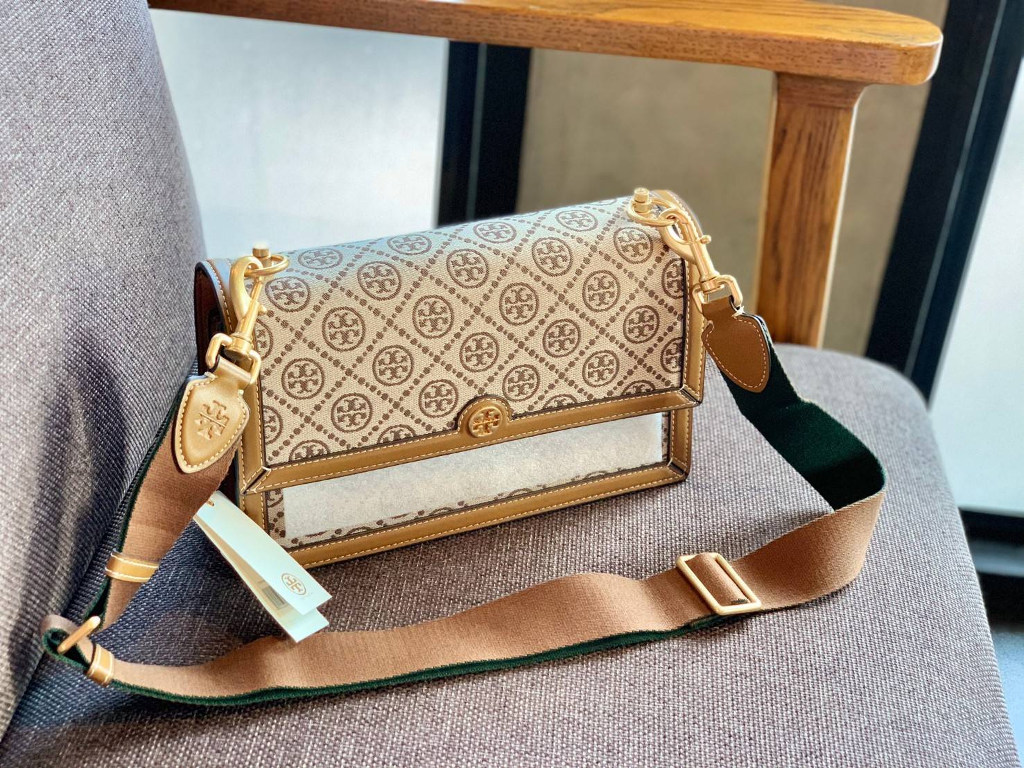 คุณภาพจัดเต็มกันเลยค่าา😘Tory Burch T Monogram Jacquard Shoulder Bag ห้ามพลาด! กระเป๋าสะพายแบบครอสบอดี้ร์ วัสดุJacquard+หนังแท้ชั้นดี ได้ลงตัวสวยงาม รูปแบบร่วมสมัยตามแบบฉบับแบรด์ได้ดีทีเดียวค่ะ! เปิดปิดกระเป๋าแบบอะไหล่แบรนด์ล็อคแม่เหล็ก