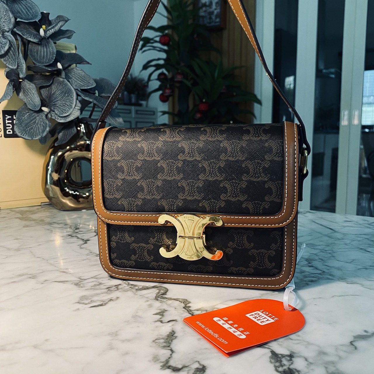 CELINE Teen Triomphe Bag 20cm กระเป๋าสะพายรุ่นยอดนิยม งานสวยอยู่ทรง ไม่มีไม่ได้เลยกับไอเท็มสุดคลาสสิค เนเชอรัลโทน ดูดี ดูแพง -- รับตัวแทนกระเป๋า