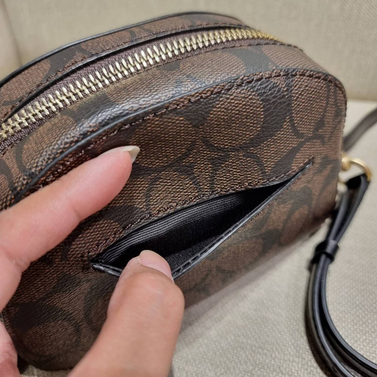 COACH 2628 MINI SERENA CROSSBODY IN SIGNATURE CANVAS ใหม่ที่สุด!! พร้อมส่งทุกสีเด็ด!! ย่อส่วนกระเป๋าสะพายคอลเลคชั่นยอดฮิต มินิเซเรนา ที่รับรองว่าน้องน่ารักม้ากกก!! ขนาดเล็กกุ๊งกิ๊ง แต่ดีเทลยิ่งใหญ่ วัสดุหนังแคนวาสเคลือบลาย เปิด-ปิดด้วยซิป สะดวกใช้ ภายในเป