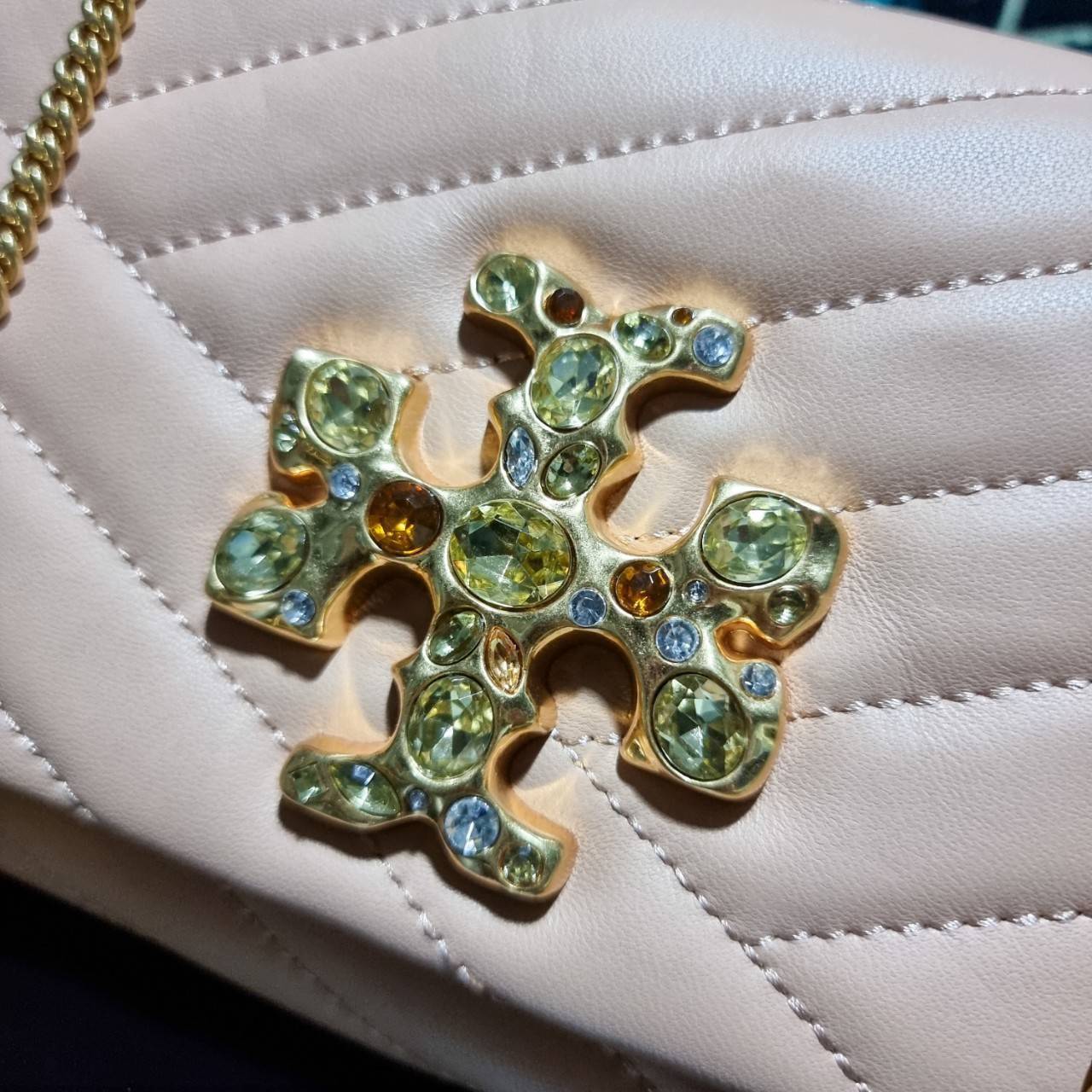 TORY BURCH KIRA CHEVRON EMBELLISHED LOGO MINI BAG ตามคำเรียกร้องจ้า!! ไซส์มินิ สะดวกใช้ พกพาง่าย สไตล์คุณหนู!! กระเป๋าสะพายข้าง ดีไซน์ทรงคลาสสิค โดดเด่นด้วยโลโก้ดีไซน์ประดับเม็ดสี เพิ่มมูลค่าและดึงดูดสายตามากขึ้น วัสดุหนังแกะ สัมผัสนิ่มมือ เปิด-ปิดด้วยกระ