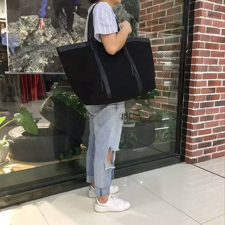 New Arrival! Victoria's Secret Canvas Large Tote Bag♡ กระเป๋าสะพายใบใหญ่ จุของได้คุ้ม! วัสดุทำจากผ้า canvas เต็มใบ น้ำหนักใบ ด้านหน้าแต่งโลโก้แบรนด์สีทอง มีพู่เก๋ดีไซน์สวย ด้านในบุผ้าปั้มแบรนด์ ใส่ของได้เยอะจุใจ จะถือไปเที่ยวหรือไปเรียน ก้น่าร