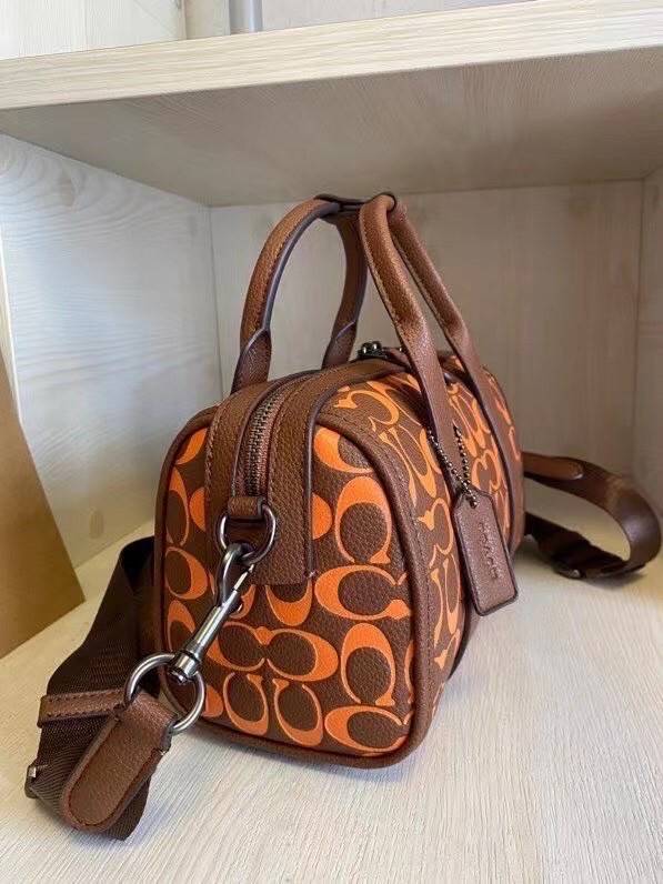 COACH GOTHAM DUFFLE / Coach Gotham 24 travelling bag handbag shoulder bag พร้อมส่ง กระเป๋าทรงหมอนรุ่นใหม่บ่าสุดปี 2022 รุ่นนี้สามารถใช้ได้ทั้งชาย//หญิง หนังแท้อย่างดี นิ่มทรงสวย มากๆค่ะ ภายในกระเป๋าสามารถใส่สัมภาระที่จำเป็นในชีวิตประจำวันได้ครบเลยค่ะ; มีช