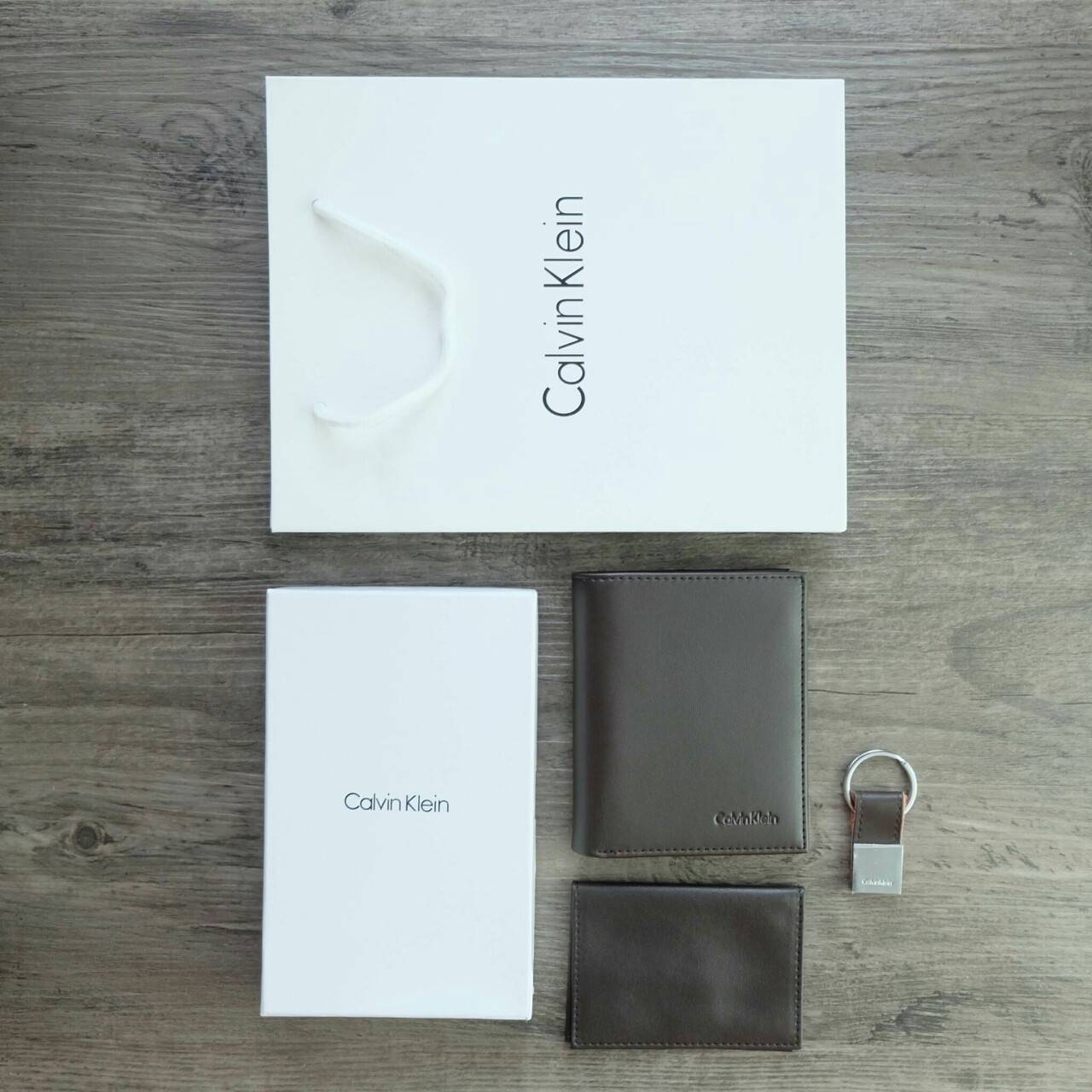 Calvin Klein Leather Bookfold with Key Fob Set (Vertical) กระเป๋าสตางค์ใบสั้น Set แนวตั้ง สุดคุ้ม มอบให้เป็นของขวัญหรือใช้เองก็แนะนำค่ะ