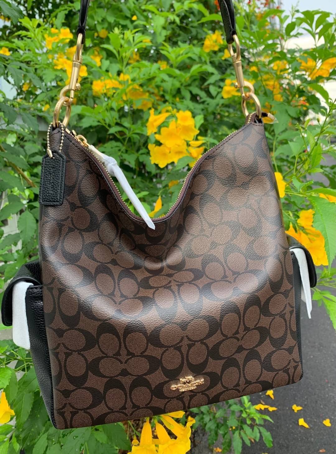 COACH PENNIE SHOULDER BAG ((C1523)) ✔️กระเป๋าหิ้ว//คล้องไหล่//สะพายข้างได้ สุดคุ้ม! ✔️ใบใหญ่ ทรงสวยใส่ของได้จุมาก หนังแท้ หนังนิ่ม สัมผัสแล้วหลงรักแน่นอนค่ะ ✔️ปากกระเป๋ากว้าง ล้วงหยิบของสะดวกมากๆ ภายในกระเป๋าโล่งกว้าง สัมภาระเยอะๆหายห