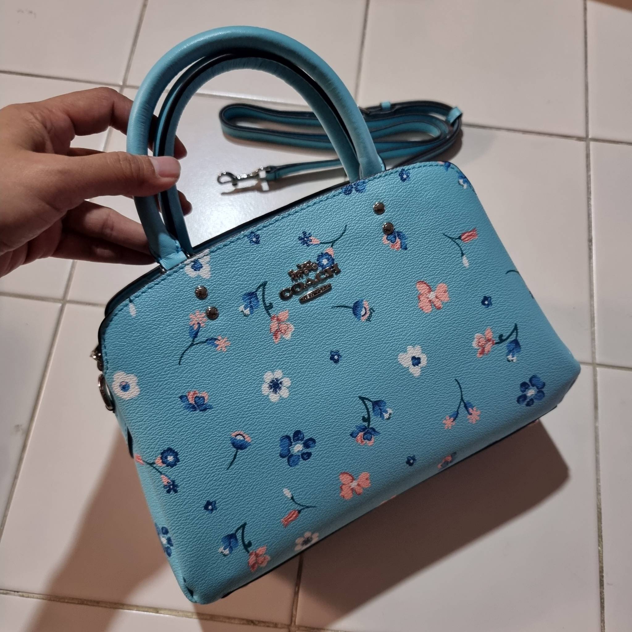 COACH C8216 MINI LILLIE CARRYALL WITH MYSTICAL FLORAL PRINT สีใหม่ล่าสุด กับรุ่นที่สุดของความขายดี คอลยอดฮิตในลวดลายสุดชิค กระเป๋าสะพายทรงสวย ที่ดีไซน์ออกมาให้ใช้งานง่าย สะดวก สวย หรู ดูดี!! วัสดุหนังแคนวาสเคลือบลาย มาพร้อมสายสะพายข้างและหูจับในตัว ถอดออก