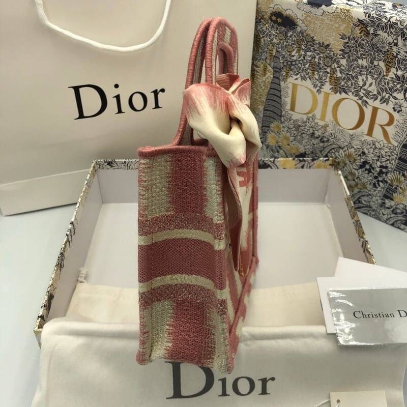 CHRISTIAN DIOR MINI BOOK TOTE กระเป๋าถือทรง Shopping ไซส์มินิ สวยคลาสสิค พกพาสะดวก ใช้งานง่ายสุดๆ วัสดุงานทอละเอียดคุณภาพดี ภายในเป็นช่องโล่ง ใบจริงงานสวยเกินเบอร์!! ไม่ผิดหวังจ้า