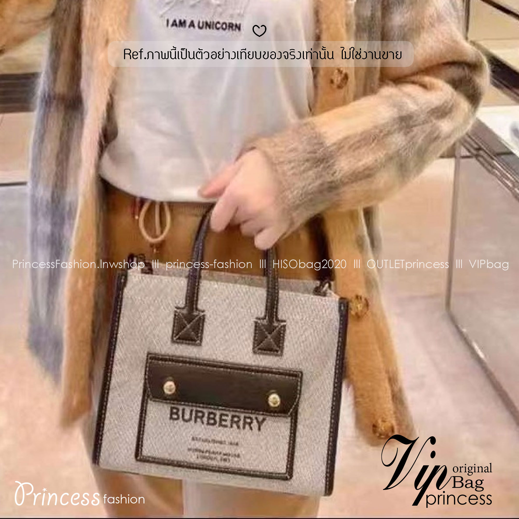 Burberry Freya Canvas Tote Bag Small กระเป๋าสะพายทรงโท้ทใบเล็กกะทัดรัดใช้งานง่าย ดีไซน์ทรงเหลี่ยมสวยอยู่ทรง ด้านหน้ามีช่องใส่ของ ภายในโล่งกว้างจุ หูจับหนังถนัดมือ