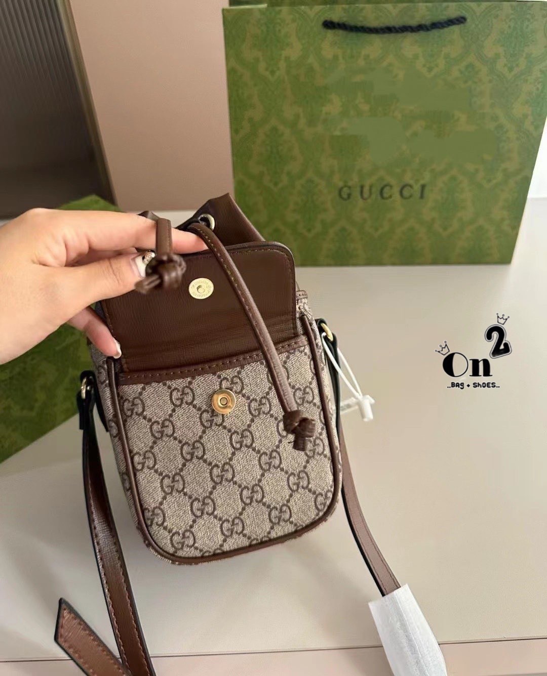 GUCCI GG Supreme canvas bucket crossbody bag / Gucci Bucket Monogram Canvas Bag พร้อมส่ง กระเป๋าสะพายทรงบัคเก็ต จะชุดสบายหรือชุดเต็ม ใบนี้พร้อมมาก ใช้ได้ทั้งชายหญิง ดีไซด์สวยงานจริงเเค่นี้ก้ได้ลุคดูดี แมทซ์ง่ายกับทุกชุด