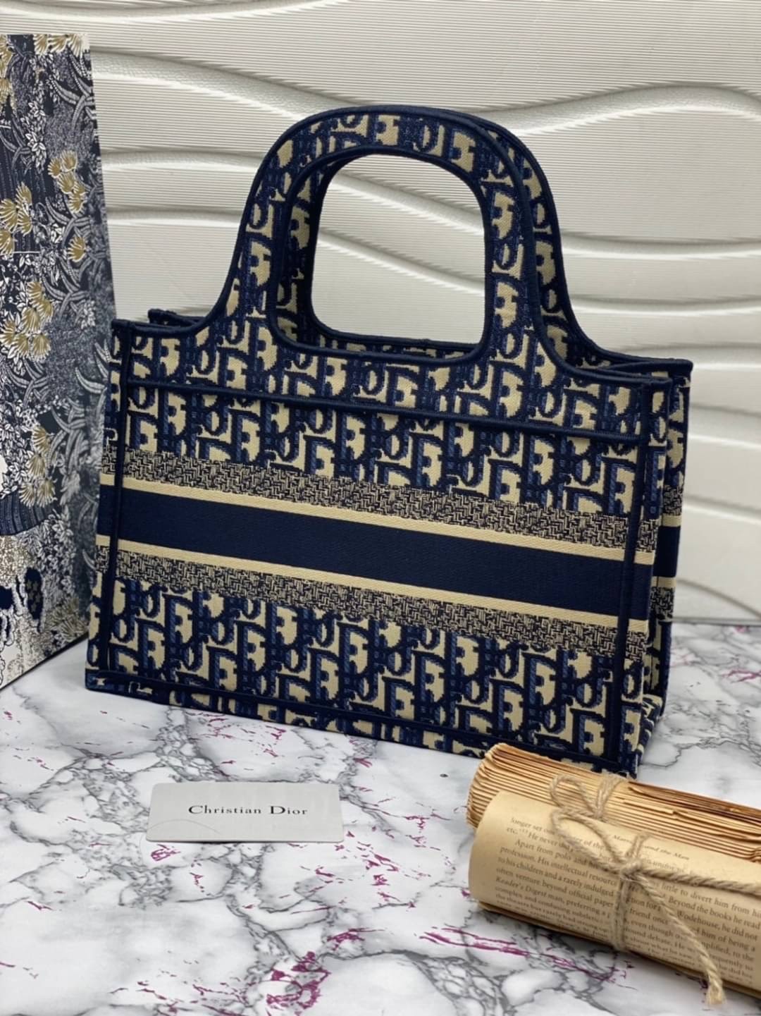 SMALL DIOR BOOK TOTE 29cm Blue Dior Oblique Embroidery กระเป๋าถือทรง Shopping ขนาดกำลังดี จุของได้เยอะ สวยคลาสสิค พกพาสะดวก ใช้งานง่ายสุดๆ วัสดุงานทอละเอียด ภายในโล่งกว้าง ภาพสินค้าถ่ายจากงานขายจริง ใช้งานต่างประเทศได้