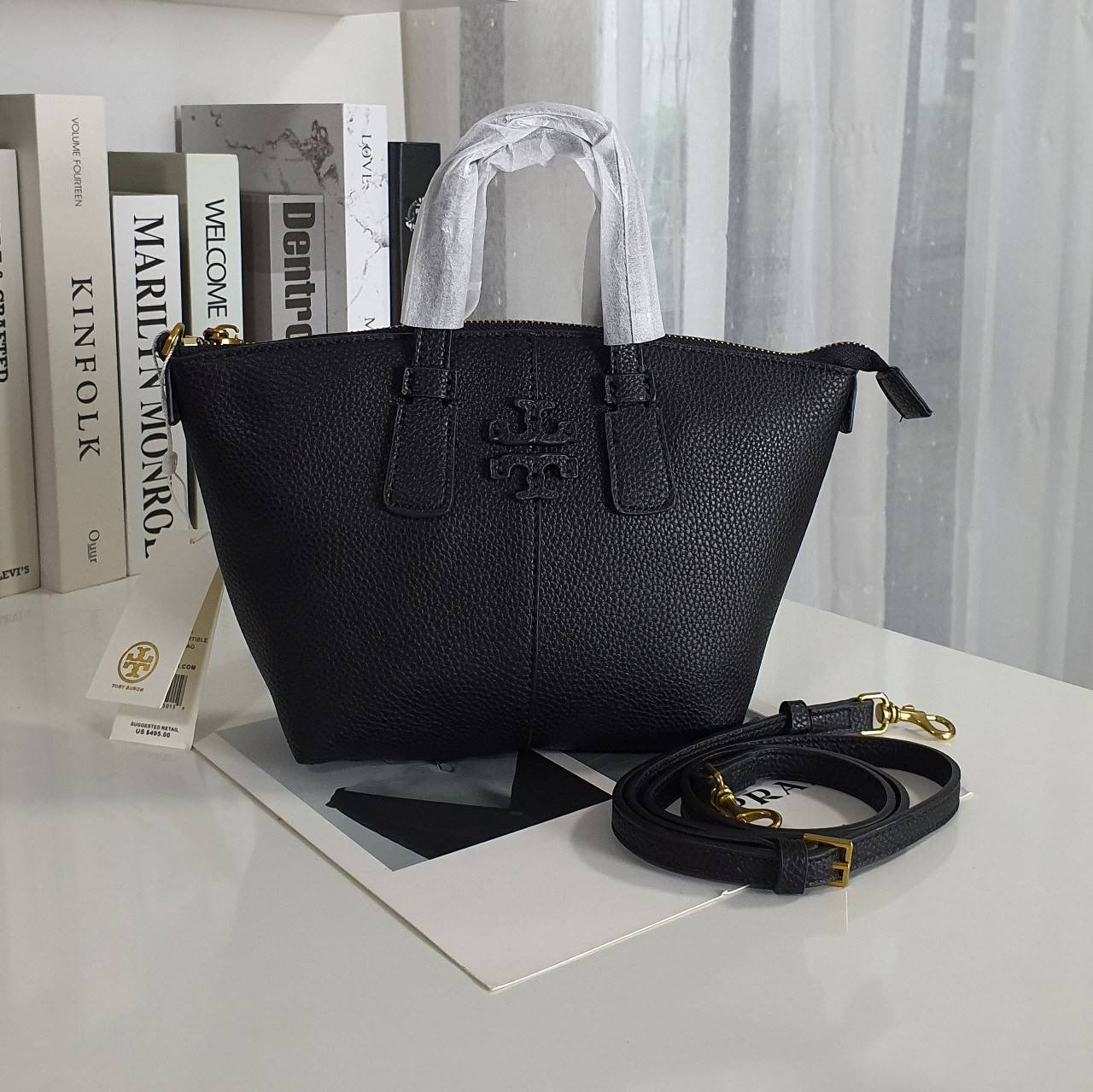 Tory Burch Mcgraw Mini Top Zip Satchel กระเป๋าสะพายทรงสวย ใบขนาดเล็กกำลังดี หนังสวยมาก ปักโลโก้แบรนด์ด้านหน้า เปิดปิดด้วยซิปยาวอะไหล่ทอง บุผ้าไนลอนปั้มลายแบรนด์ด้านใน พร้อมช่องใส่ของ1ช่อง สามารถใส่กระเป๋าสตางค์ใบยาว มือถือ iphone เงิน ของจุกจิกได้ มาพร้อม