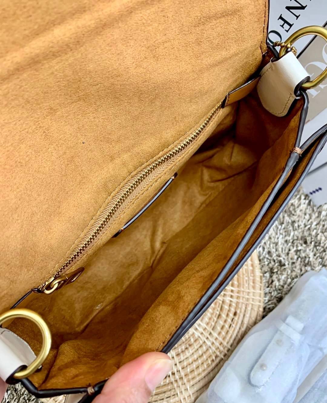 สวย หรู แถมสุดคุ้มกันเลยจร้าา💋 COACH BEAT SADDLE BAG ((C3837//C0749)) พร้อมส่งที่ไทยอีกครั้ง ห้ามพลาดค่าา!! กระเป๋าสะพายครอสบอดี้ร์ วัสดุหนังแท้ชั้นดีที่สุด! หนังสวย บวกกับอะไหล่แบรนด์ที่ดูเด่นคลาสสิคตรงด้านหน้าค่ะ เปิดปิดกระเป๋าแบบกดล็อค ภายในสาม