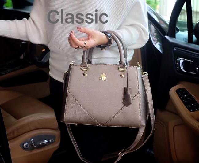 รุ่นขายดีที่สุด 👍 จากแบรนด์ KEEP รุ่น Elegance รอบนี้เข้ามา 2 size ให้เลือกเลยค่า **จุดเด่นที่ >หนังคุณภาพ ลายหนัง saffiano > ถือสะพายเข้าง่ายกับทุกชุด >ทรงสวยมากคะ ขนากกระเป๋ากำลังดีคะ ใส่ กปต ยาว มือถือได้ทุกรุ่น > มีช่องย่อยแบ่งเก็บ