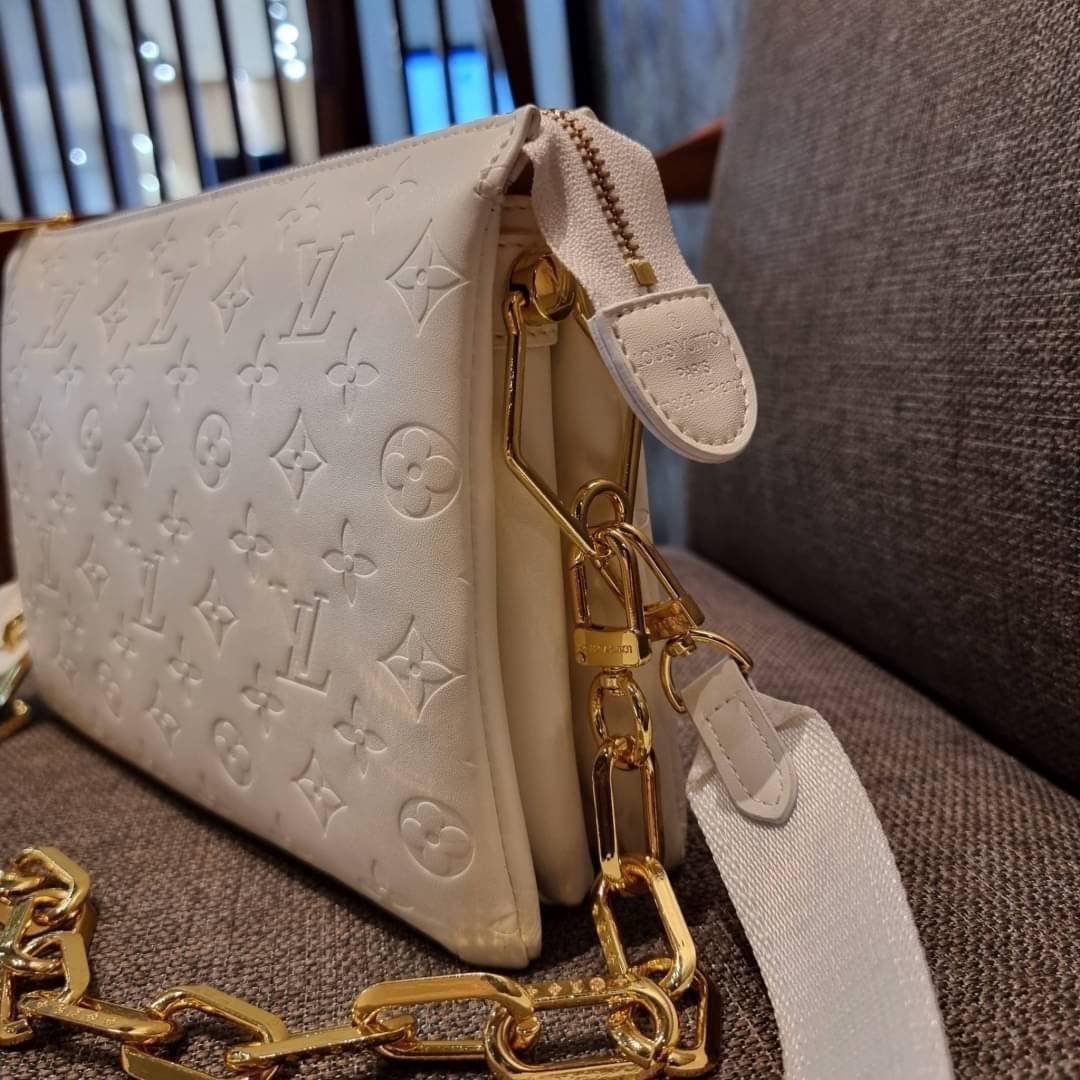 LV HANDLE POUCH MONOGRAM / LV Coussin กระเป๋าสะพายกึ่งคลัชท์ สุดล้ำ มาแรงมาก ด้วยความสวยปังตั้งแต่แรกเห็น วัสดุหนังแกะปั๊มลายสวยคม มาพร้อมสาย 2 เส้น เลิศๆ มีสายโซ่ที่มีดีเทลละเอียดไม่ซ้ำ และสายสปอร์ตครอสบอดี้ ที่จะคล้องไว้ทั้งสองเส้นก็ดีงาม หรือสลับใช้ตาม