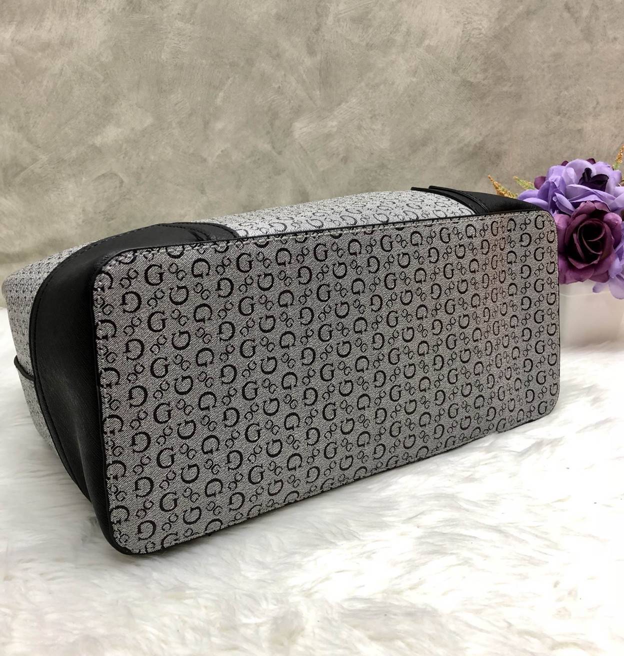 New GUESS FOXWOOD LARGE BAG พร้อมส่ง!!! กระเป๋าถือหรือสะพายแบบคล้องไหล่ได้ วัสดุหนังลายGทั้งใบ ด้านหน้าติดโลโก้แบรนด์หรู เปิดปิดกระเป๋าแบบแบบแม่เหล็ก ด้านในมี3ช่อง มีข่องซิปกลาง ช่องหลักหน้าหลัง ภายในช่องกว้างมากค่ะ ใส่ของจุทีเดียว พร้อมช่องเล็กใส่ของจุกจ