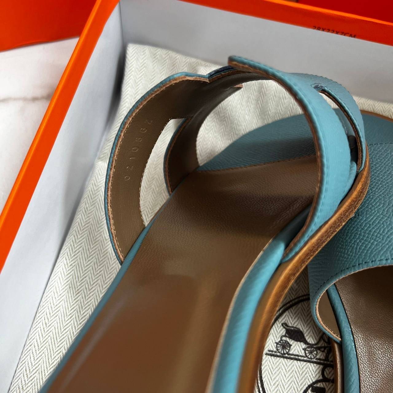 หนังแท้ Hermes sandal Epsom leather รองเท้าแตะงานสั่งตัตใช้สลับแท้ เกรดออริจินอล 1:1 เกรดเหมือนสุด มี series code ทุกคู่ งานตัดเย็บปราณีตละเอียด ใส่สบาย ไม่ลื่น ใช้ทนนาน เกรดนี้คุ้มมาก ไม่ผิดหวังค่ะ ภาพสินค้าถ่ายจากงานขายจริง ใช้งานต่างประเทศได้