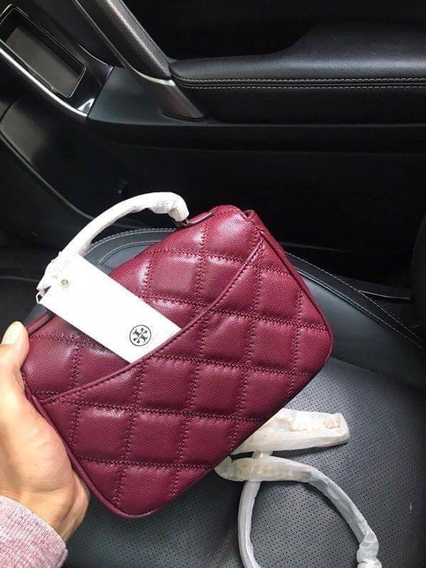 Tory Burch Willa Mini Top Handle Bag พร้อมส่งที่ไทย ใบจริงคือสวยสุดดไปเลยค่าา! กระเป๋าสะพายข้างหรือหิ้วก็เก๋ไปอีกเลยค่ะ! หนังแท้อย่างดี ลายนวมนิ่มมือดีมากค่ะ ด้านหน้ามีอะไหล่โลโก้แบรนด์ เปิดปิดกระเป๋าแบบกระดุมแม่เหล็ก ภายในสามารถใส่กระเป๋าเงินใบกลางได้;มื