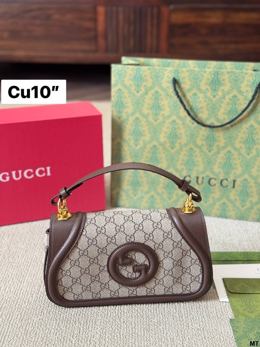 GUCCI Blondie small top handle bag กระเป๋าสะพายรุ่นใหม่สุดไอคอนนิก หนังแคนวาสสวยมากแถมยังมีกลิ่นหอมอ่อนๆ มาพร้อมหูจับและสายสะพายยาวปรับระดับได้ เหมาะมากสำหรับให้เป็นของขวัญ หรือจะให้ตัวเองก็ดีงามมากๆ