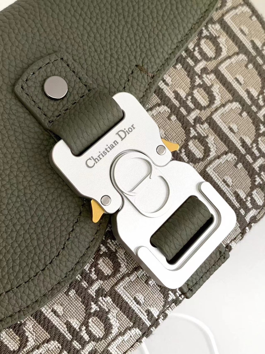 DIOR MINI Saddle Messenger Bag with Flap / Khaki / Black / Oblique Jacquard with Grained Leather กระเป๋าสะพายทรงแมสเซ็นเจอร์ รุ่นยอดนิยมของท่านชาย เกรดท็อปออริ สลับแท้ 1:1