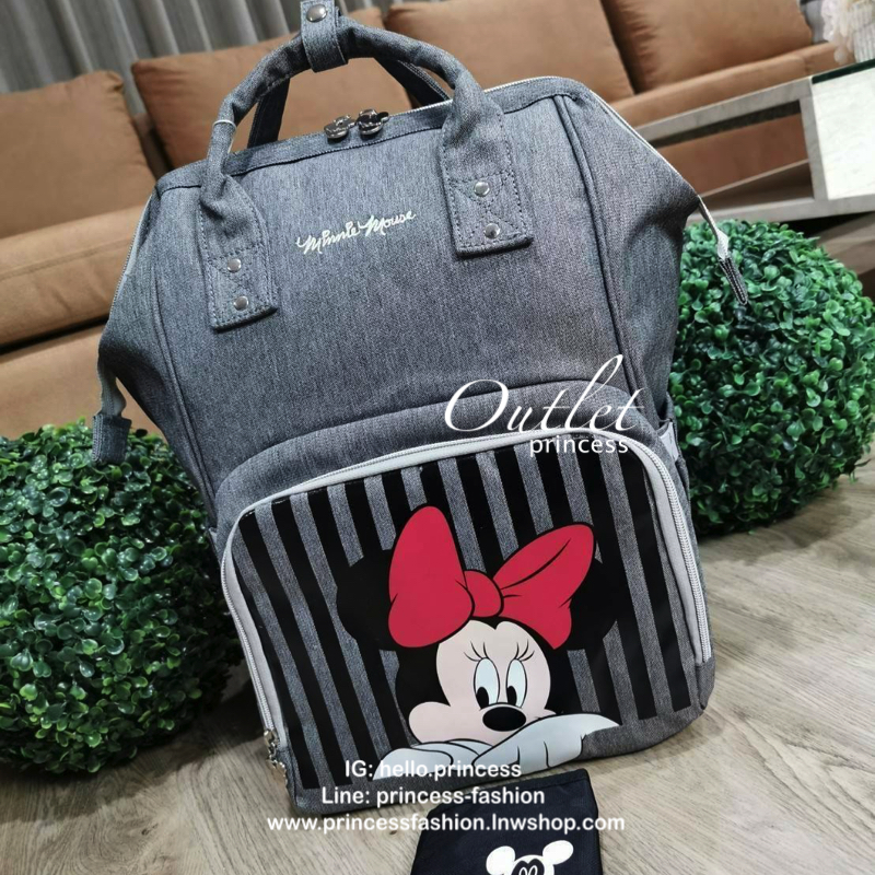 Disney Collection Rucksack (L) กระเป๋าสะพายเป้คอลเลคชั่นดิสนีย์ใบใหญ่กำลังดีน้ำหนักเบาวัสดุ Nylon & Polyester 100% ทำความสะอาดง่าย ด้านหน้ามีโลโก้และช่องซิป พิมพ์ลายมิกกี้/มินนี่โดดเด่น มี Pocket ใส่ขวดน้ำซ้ายขวา ด้านหลังมีช่องซิปสะดวกใช้หัวซิปแบรนด์ ภายใ