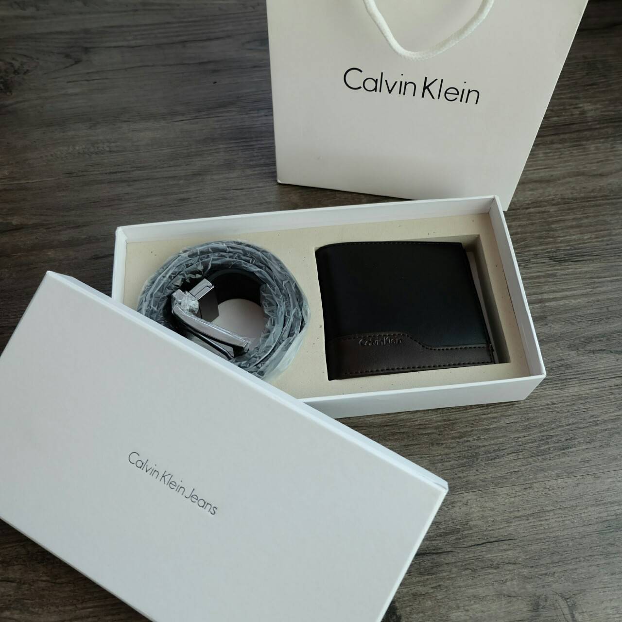 Calvin Klein Leather Belt & Wallet Set Value set 3 in 1 ซื้อ 1 ได้ ถึง 3 กระเป๋าสตางค์ ที่ใส่บัตร และเข็มขัดเข้า set จะมอบเป็นของขวัญหรือใช้เองก็แนะนำค่ะ