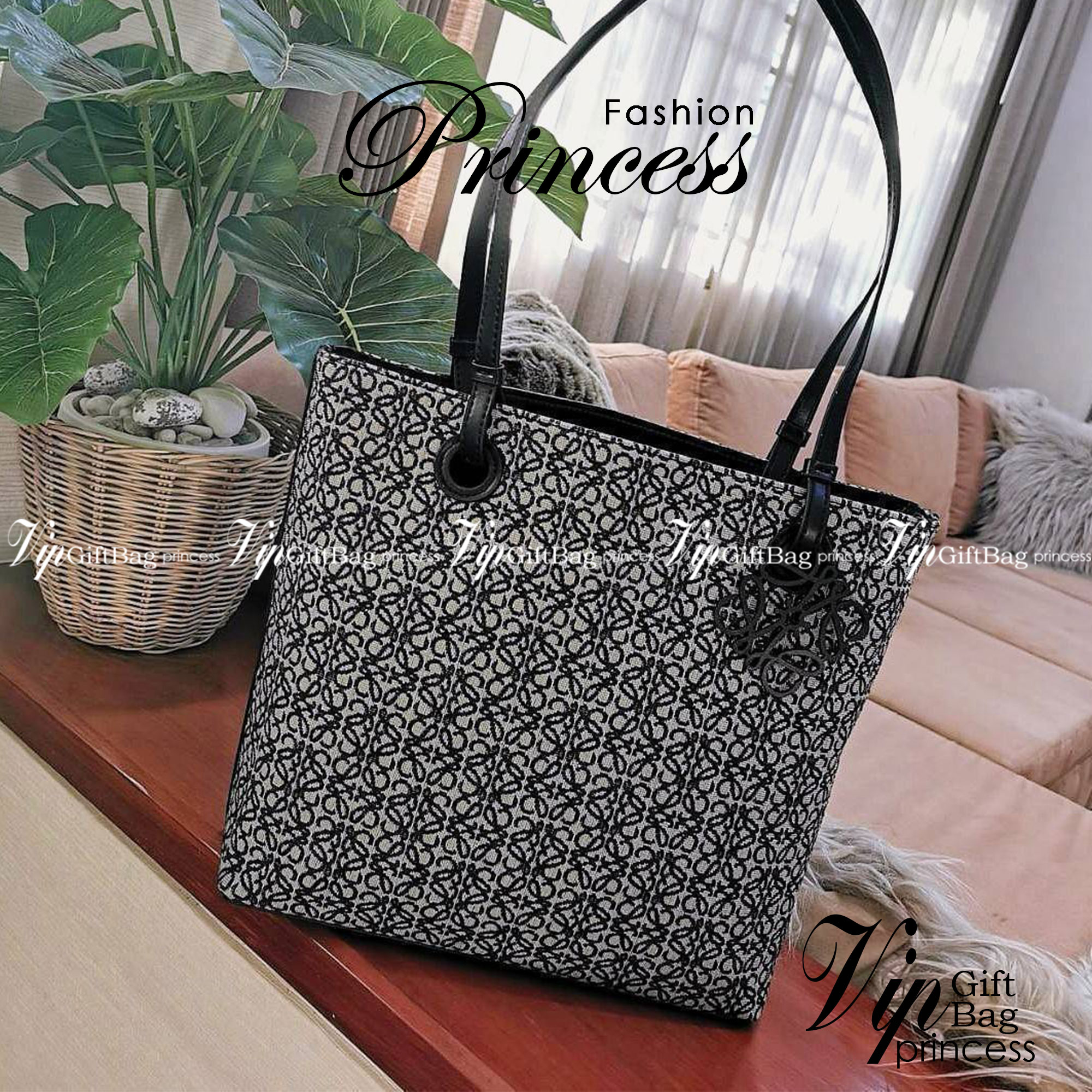 LOEWE ANAGRAM TOTE BAG VIP ไอเท็มใหม่! ดีไซน์สวยคงเอกลักษณ์ด้วยวัสดุ Anagram Canvas Jacquard Fabric ผสมผสานหนังแท้ Calfskin ลงตัวสุดคลาสสิค ขนาดกำลังดี น้ำหนักเบา ใส่เอกสาร A4 Notebook ipad ของใช้ได้เยอะ หูหิ้วหนังจับแข็งแรง สะพายไหล่ได้ พร้อมส่งที่ไทยสุด