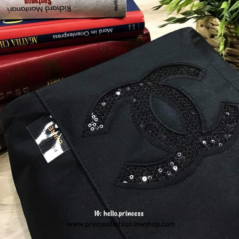 Chanel Beaute Black Sequin Dreawstring Shopping Bag VIP GIFT Limited Edition ของแท้ จากเคาน์เตอร์เครื่องสำอางค์ Chanel ดีไซน์น่ารักขนาดกำลังดี น้ำหนักเบา ด้านหน้า ประดับโลโก้แบรนด์สุดคลาสสิค เปิดปิดแบบเชือกรูด Drawstring พร้อมกระดุมแม่เหล็ก ซับใน Polyeste