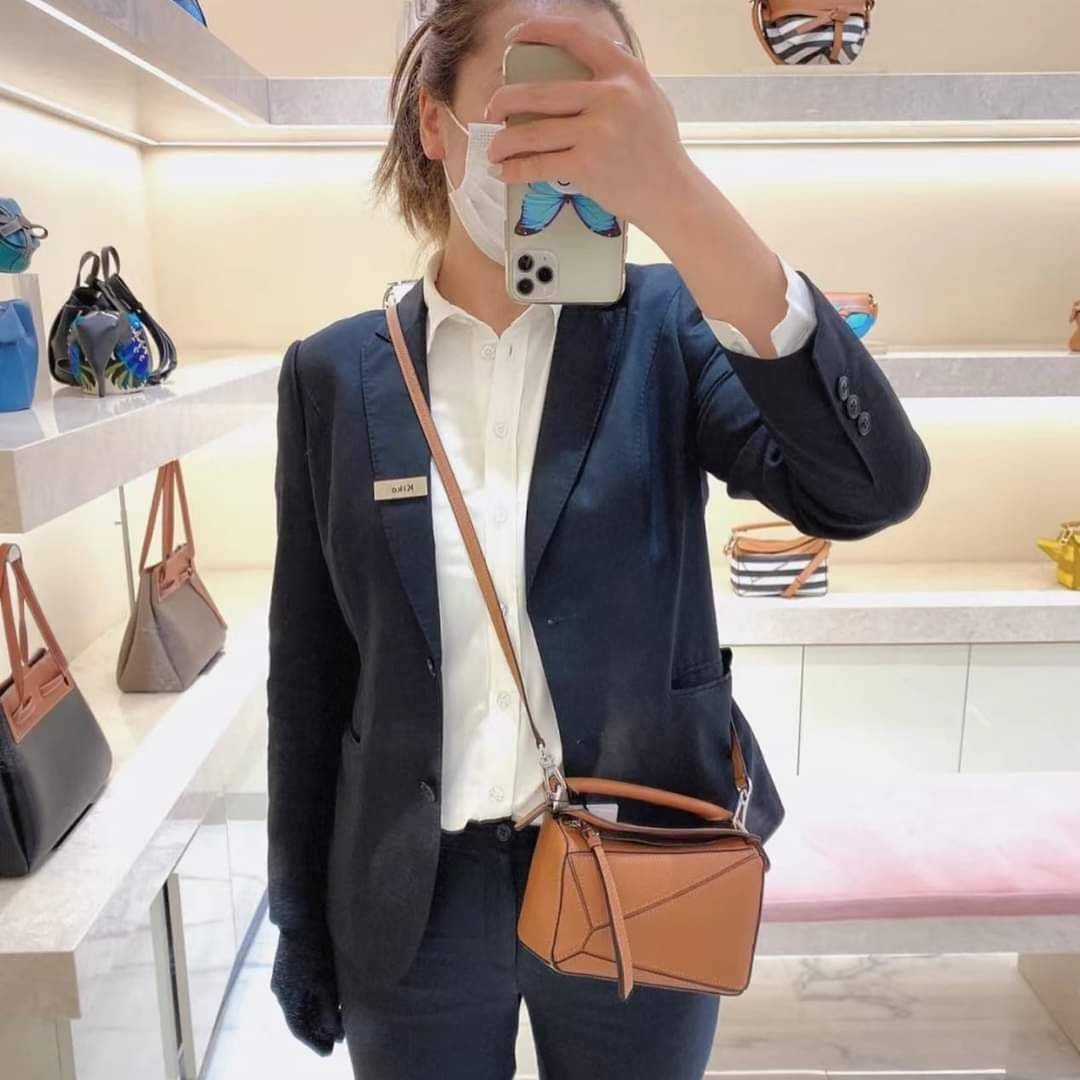 Loewe Puzzle bag กระเป๋าสะพายข้างทรงกล่อง มีให้เลือก 2 ไซส์ สุดยอดแบรนด์ที่ดีไซน์เป็นเอกลักษณ์ โดดเด่น สวยหรู สไตล์พัซเซิลคลาสสิค