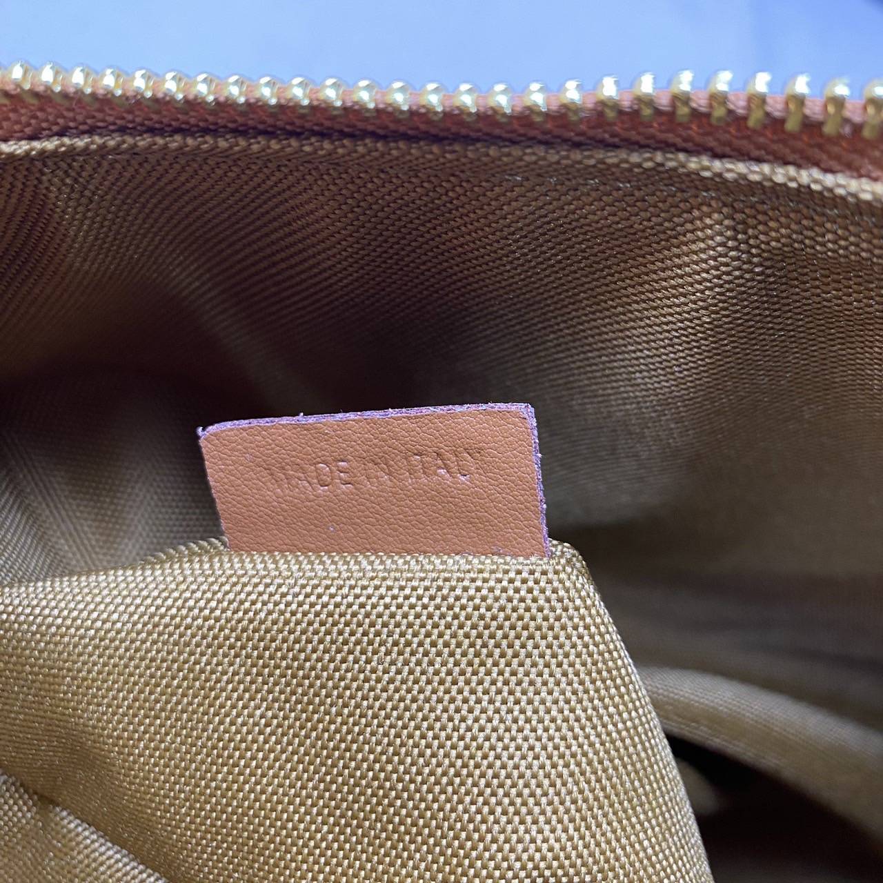 CELINE HOBO / CELINE HELOISE BAG IN SUPPLE CALFSKIN ไปตามตาลิซกัน ^^ เดอะเบสท์เซลเลอร์ต้องยกให้ กับกระเป๋าสะพาย ฟังก์ชั่นสุดเลิศ จุของได้เยอะ ดีไซน์รูปทรงใช้งานง่าย