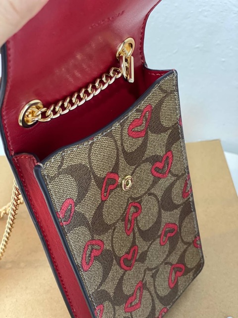 COACH PHONE CASE CROSSBODY BAG ((73486//76988//76357//39955//91046)) COACH NORTH/SOUTH CROSSBODY IN SIGNATURE CANVAS กระเป๋าใส่โทรศัพท์รุ่นนี้ มีความโดดเด่นทั้งดีไซน์และคุณสมบัติในการใช้งาน ด้วยลวดลายที่มีซิกเนเจอร์เป็นเอกลักษณ์แล้ว ด้านหลังยังมีช่องใส่กา