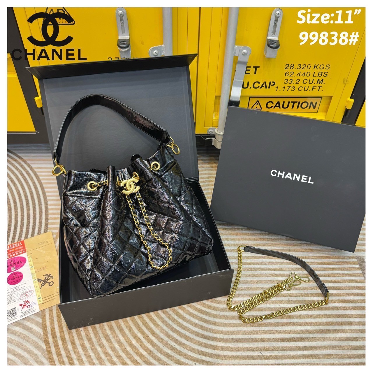 Chanel Bucket Bag กระเป๋าสะพายทรงบัคเก็ต สายสะพายโดดเด่นด้วย font โลโก้สีทองสวยหรู มีช่องใส่ของด้านข้างตอบโจทย์การใช้งานได้ดี ภายในโล่งกว้าง จุของได้เยอะ คุ้มค่ามากๆ