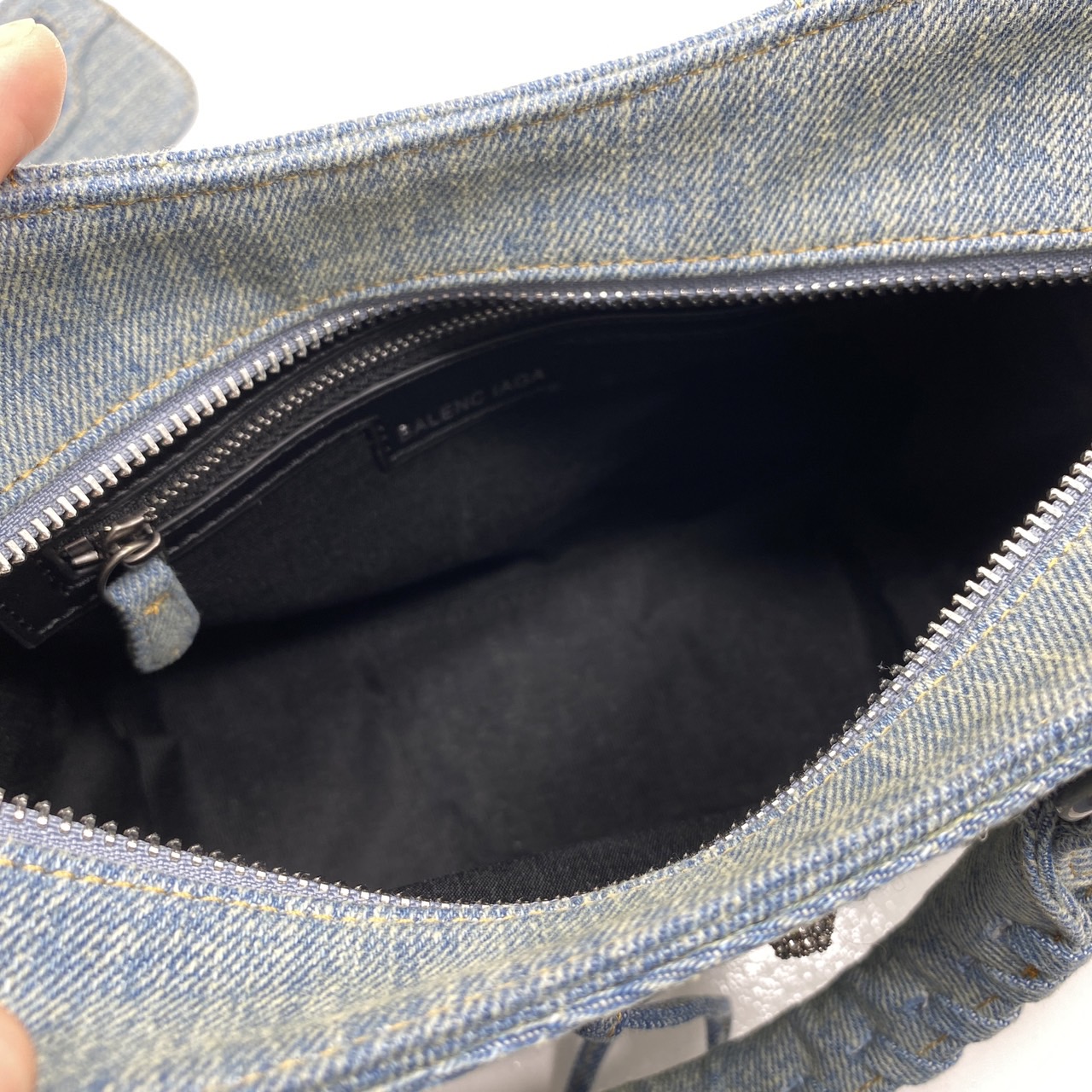 Balenciaga NEO CAGOLE XS HANDBAG DENIM IN BLUE aged-silver hardware with rhinestones กระเป๋าสะพายเดนิม สวยเท่ ประดับหมุดเพชร เกรดออริ 1:1 สลับแท้ ใช้งานต่างประเทศได้