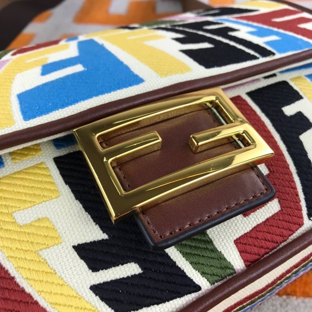 VIP GIFT 】FENDI BAGUETTE SUMMER 2021 CANVAS SHOULDER BAG กระเป๋าสะพายพรีเมี่ยมกิ๊ฟ หายาก สีคัลเลอร์ฟูลสุดใส โดดเด่น ดีไซน์ปั๊มโลโก้รอบใบ วัสดุผ้าแคนวาส ทนทาน มาพร้อมสาย 2 แบบ สำหรับคล้องแขน และสายครอสบอดี้สีทูโทน เปิด-ปิดด้วยกระดุมแม่เหล็ก ภายในเป็นช่องโล
