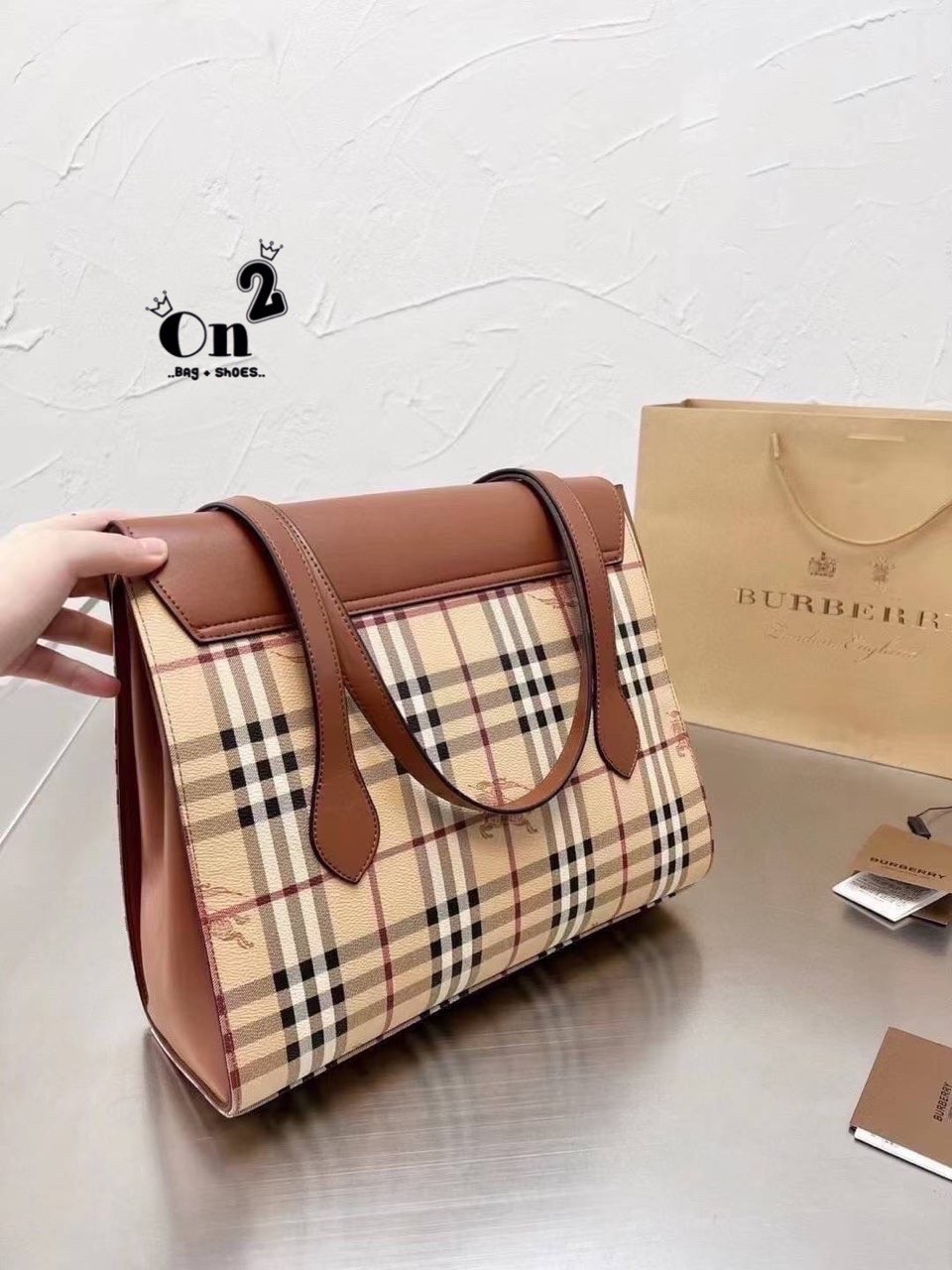 BURBERRY london kelly bag vintage with strap Gift Bag / BURBERRY Messenger Bag กระเป๋าสะพายขนาดที่พอเหมาะกับการใช้ในชีวิตประจำวัน รูปทรงคลาสสิกที่ไม่ทิ้งในเรื่องของคุณสมบัติการใช้งานลวดลาย Vintage Check ที่ถือว่าเป็นสัญลักษณ์อันเก่าแก่ของแบรนด์ เสริมทุกสไ