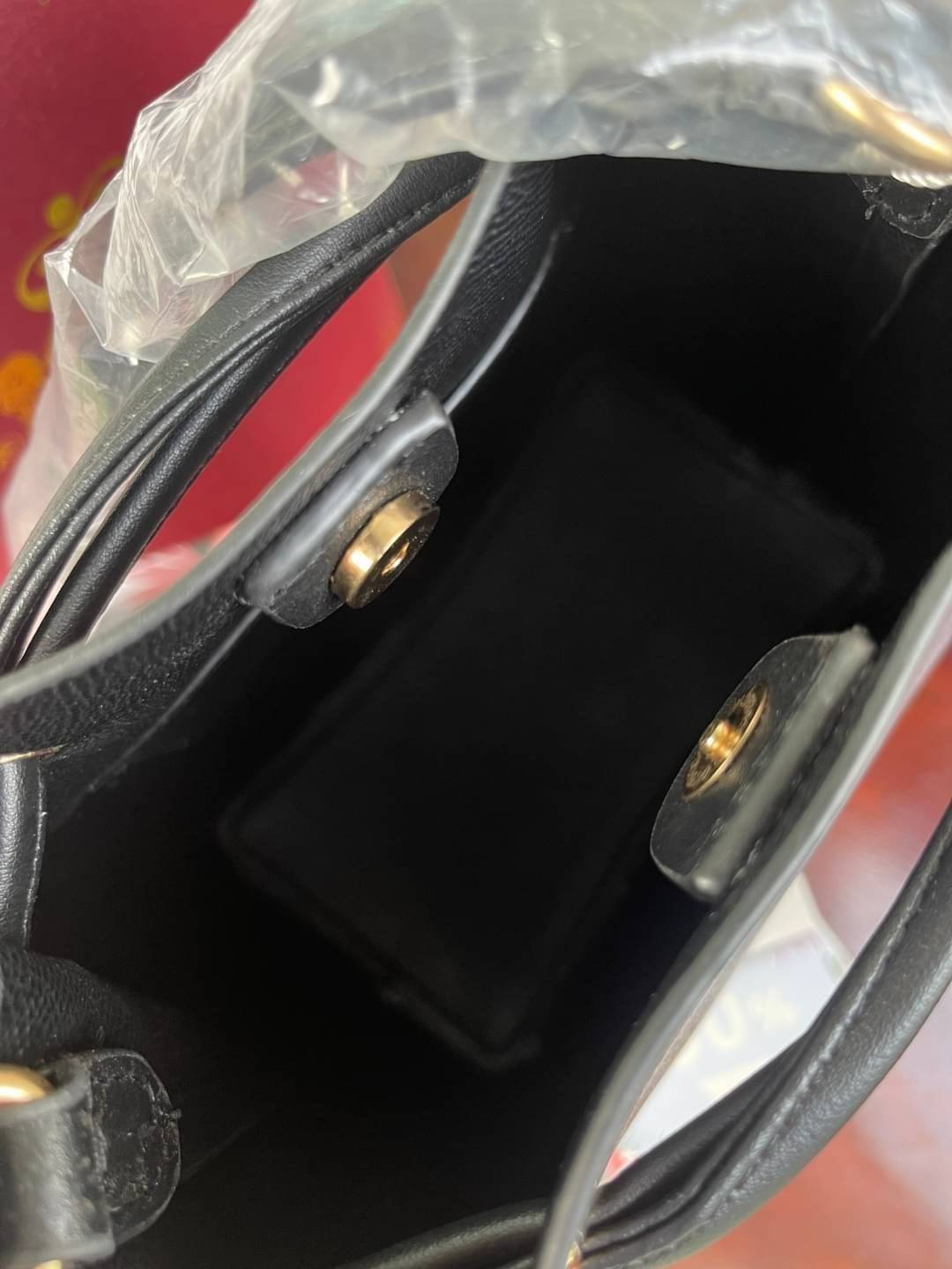 Coach Lena Crossbody Signature Bucket Bag กระเป๋าสะพายไหล่สุดคลาสสิกรุ่นนี้ เป็นรูปทรงถัง ที่สามารถจุของได้กำลังดี สำหรับสาวๆสายแฟชั่นที่ชอบรายละเอียดชิคๆ ดีไซน์เก๋ ด้วยรูปทรงของกระเป๋าที่ออกแบบมาให้ฐานเป็นรูปสี่เหลี่ยมทำให้กระเป๋ายังคงรูปทรงได้ง่าย มีสาย