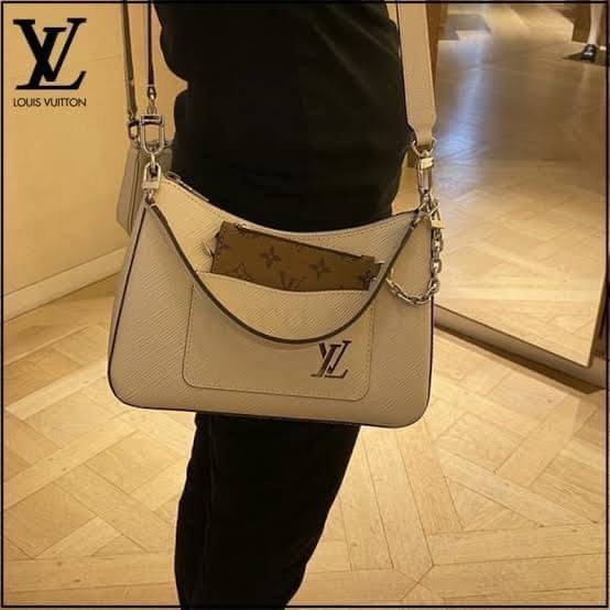 VIP 🥂 LOUIS VUITTON MARELLR EPI LEATHER รุ่นนี้ลายหนังเป็นลายไม้ มีโลโก้แบรนด์แบบฉลุด้านหน้า มาพร้อมกระเป๋าใบลูกแบบซิปจัดเก็บได้ตรงช่องด้านหน้า สามารถถอดออกแยกใช้งานได้ต่างหากนะคะ เปิดปิดกระเป๋าแบบซิป ภายในโล่ง สามารถใส่กระเป๋าเงินใบยาวได้;ของจุกจ