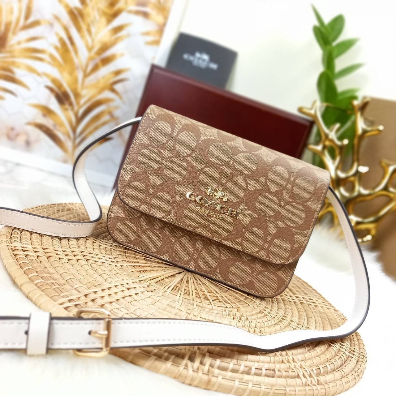 COACH MINI BRYNN CROSSBODY IN SIGNATURE CANVAS (COACH C5592)🍁สวยหรูหรา น่ารัก ด้วยลุคคุณหนู เกินเบอร์มาก!!//กระเป๋าถือ กระเป๋าสะพาย ลุคเก๋ ไซร์มินิ จะถือเป็นครัชแบบเลิศๆ หรือสะพายเป็นครอสบอดี้สุดชิลๆก็รอด// วัสดุหนังแคนวาสคุณภาพ ตกแต่งดีเทลหรูด้วย