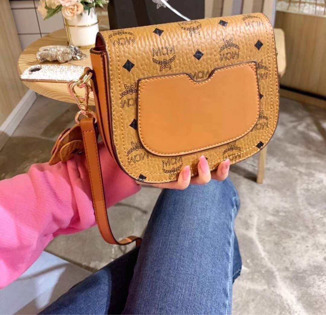 M.C.M set New Handbag Leather Messenger Bag กระเป๋าสะพายข้างทรงสวย ใหม่ล่าสุด รุ่นนี้สวยมากคะ มาพร้อมอะไหล่ห้อยกระเป๋าเกร๋ๆ กระเป๋าสตางค์ใบเล็ก พร้อมกล่องครบเซ็ท พร้อมเสิร์ฟให้สาวๆได้สวยถึงบ้านแล้วน้า