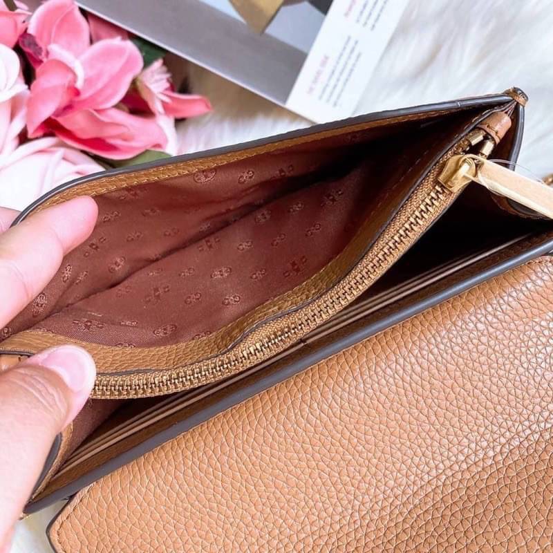 TORY BURCH BRITTEN MINI TOP HANDLE BAG พร้อมส่งที่ไทย กระเป๋าสะพาย Crossbody วัสดุหนังวัวแท้ การออกแบบเรียบง่าย ยังคงความหรูหราเอาไว้ มาพร้อมสายยาวโซ่อะไหล่ทองสลับหนัง ถอดออกได้ ตอบสนองการใช้งานได้ดี มีหูหิ้วด้านบนสามารถใช้งานได้ในหลายโอกาสค่ะ