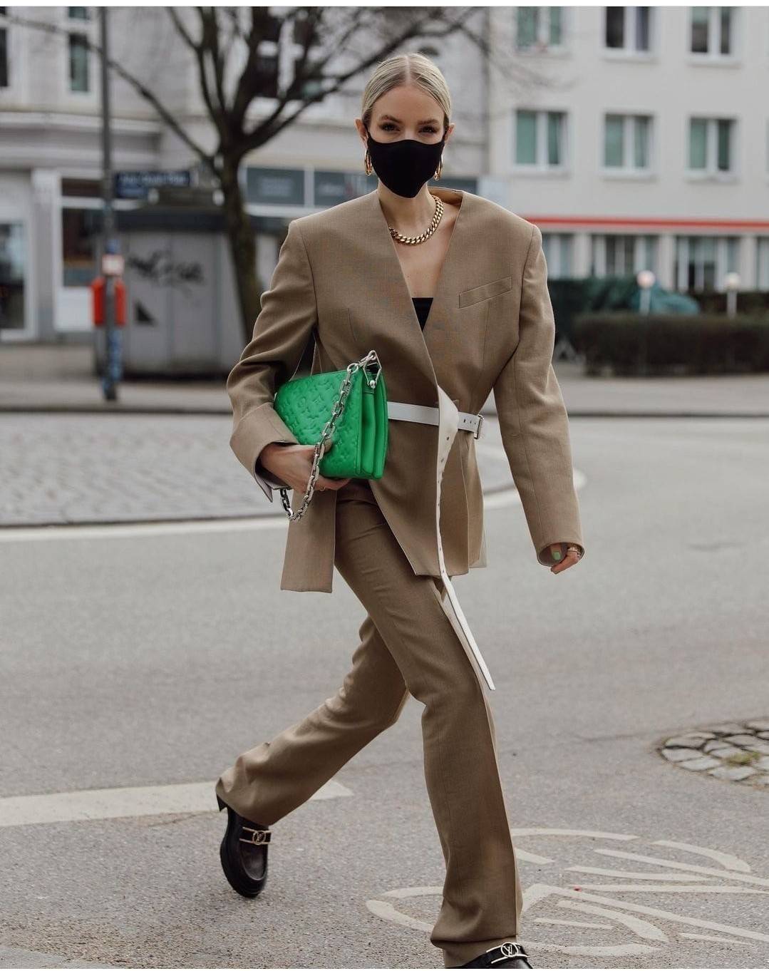 LV HANDLE POUCH MONOGRAM / LV Coussin กระเป๋าสะพายกึ่งคลัชท์ สุดล้ำ มาแรงมาก ด้วยความสวยปังตั้งแต่แรกเห็น วัสดุหนังแกะปั๊มลายสวยคม มาพร้อมสาย 2 เส้น เลิศๆ มีสายโซ่ที่มีดีเทลละเอียดไม่ซ้ำ และสายสปอร์ตครอสบอดี้ ที่จะคล้องไว้ทั้งสองเส้นก็ดีงาม หรือสลับใช้ตาม