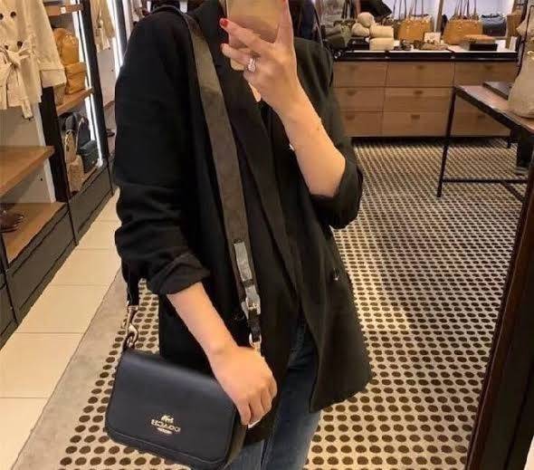 COACH SMALL JES MESSENGER WITH SIGNATURE CANVAS STRAP(COACH F77979)🌺 ทรงนี้ สวยมากจริงๆ ฮิตมากๆตลอดกาล //สะพายข้างฝาปิด ล็อคด้วยแม่เหล็กแน่นหนา รุ่นนี้สวยมาก >>วัสดุหนังแท้เต็มใบ หนังสวยคุณภาพดีมากๆ ยิ่งใช้ หนังยิ่งสวย>>สายสะพายถอดได้ 