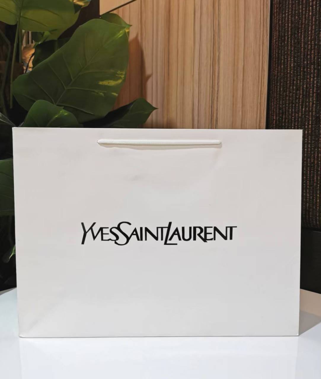 VIP YVES SAINT LAURENT YSL BAG / YSL Small Kate Bag กระเป๋าสะพายดีไซน์ทรงสี่เหลี่ยมหนังเรียบสวยอยู่ทรงเปิดปิดด้วยฝาปิดกระดุมด้านหน้าประดับโลโก้แบรนด์อะไหล่ทองพร้อมโซ่ห้อยฟรุ้งฟริ้ง ภายในโล่งสามารถใส่มือถือ กระเป๋าสตางค์ ของจุกจิกได้เยอะมีสายสะพายโซ่ต่อหนั
