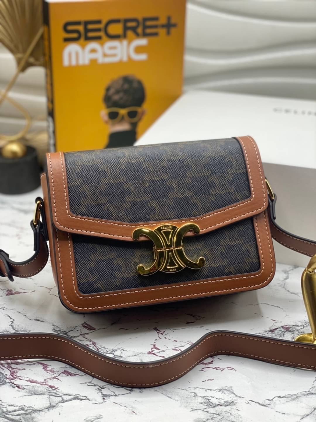 CELINE TRIOMPHE CROSSBODY BAG / CELINE TEEN ดีไซน์ยอดนิยมสไตล์ LISA ทรงสี่เหลี่ยมหนังสวยหรูอยู่ทรงเปิดปิดด้วยฝาปิดโลโก้แบรนด์อะไหล่ทอง ภายในมีช่องหลัก ช่องย่อย และช่องซิป สามารถใส่มือถือของใช้จุกจิกได้เยอะ มาพร้อมสายสะพายหนังยาวปรับระดับได้ จะสะพายไหล่ CR