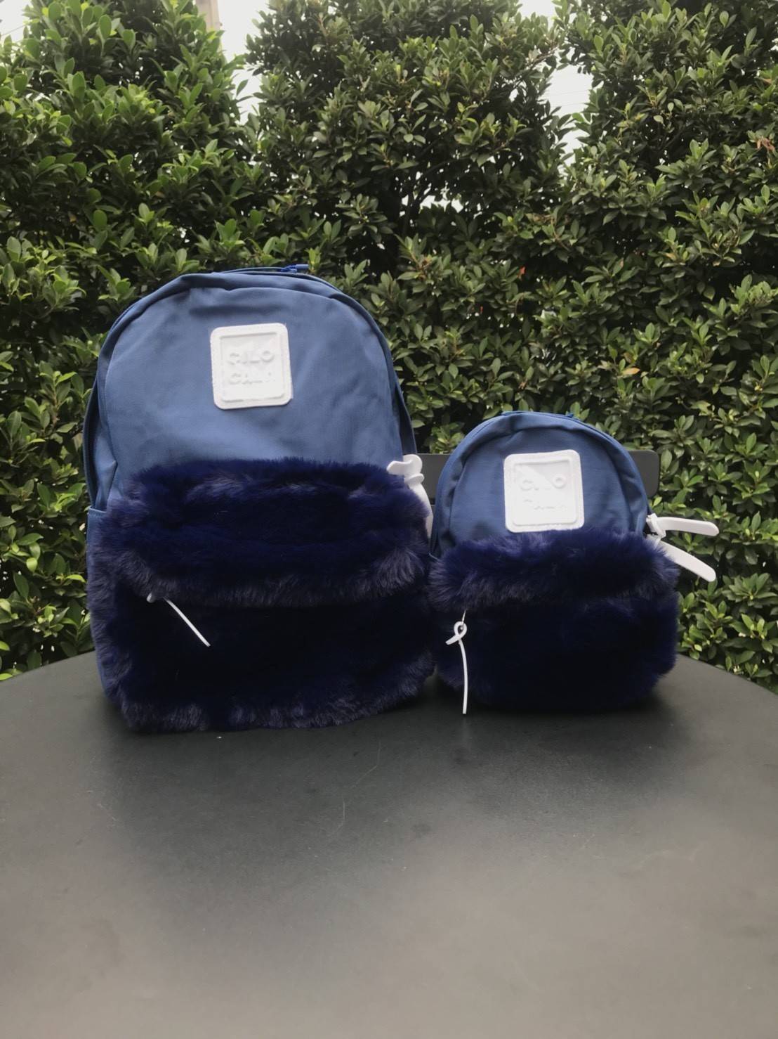 มาแล้ววว แบรนน้องใหม่ CILO CALA กระเป๋าเป้ที่ตอนนี้ฮิตในกลุ่มสาววัยรุ่นที่ญี่ปุ่น และนี้เป็นรุ่นลิมิตเตด CILOCALA FUR BACKPACK สะดุดตาตรงที่มีขนเฟอร์นุ่มนิ่ม อยู่ตรงช่องกระเป๋าซิปด้านหน้า ทำให้ใบนี้ดูน่ารัก หวาน ฟรุ้งฟริ้งขึ้น