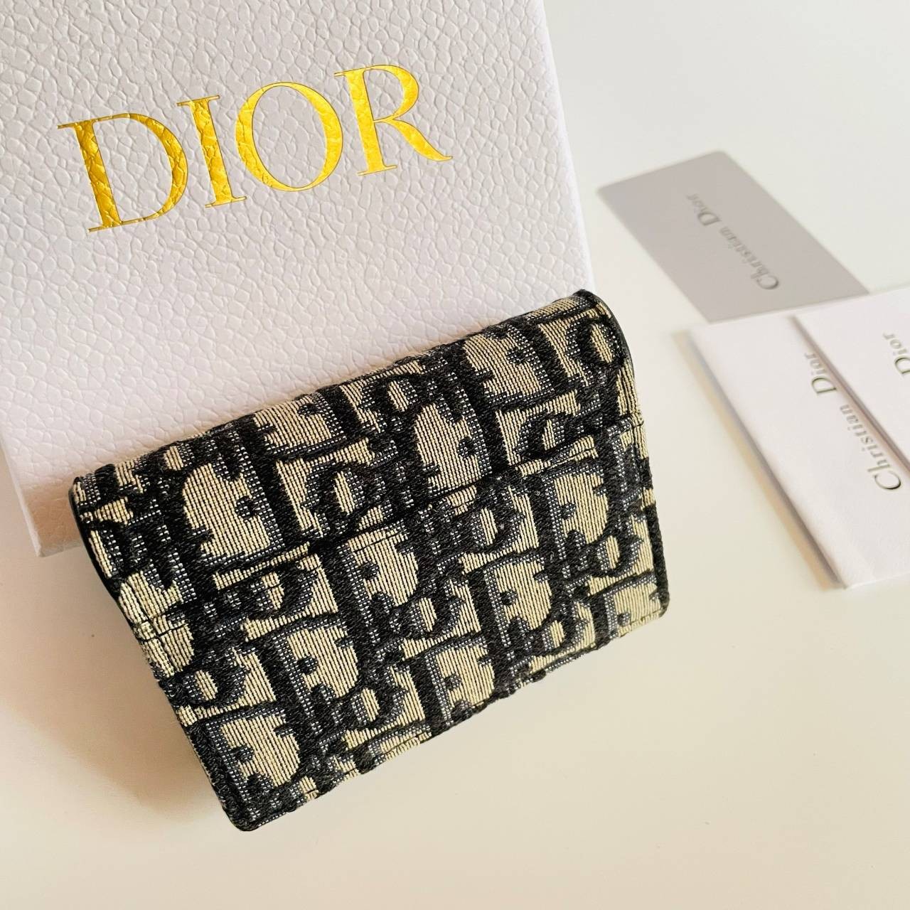 VIP 】DIOR MONOGRAM SADDLE FLAP CARD HOLDER BLACK กระเป๋าใส่บัตร ใส่เหรียญ วัสดุหนังแท้ และผ้า Jacquard อย่างดี ทอสวยงามที่สุด ผสมผสานความสง่างามและคลาสสิกที่เข้ากับยุคสมัย ด้านหน้าโดดเด่นด้วยซิกเนเจอร์ของ Christian Dior อะไหล่สีทองอ่อน เงางาม เป็นอีกหนึ่ง