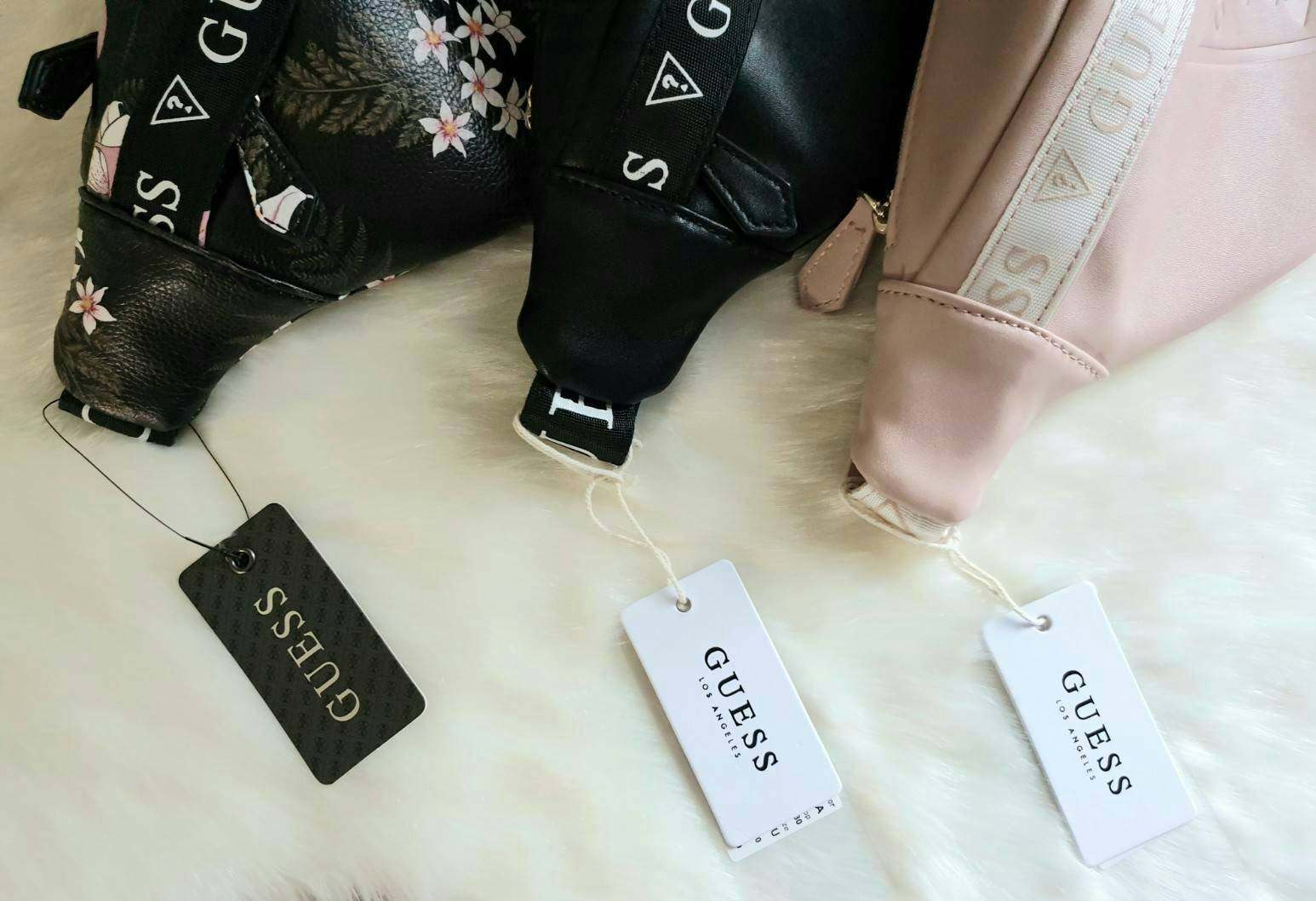 GUESS GESABEL GYM FANNY PACK กระเป๋าหนังคาดเอว/อก ด้านหน้าปั๊มโลโก้แบรนด์ทรงสามเหลี่ยม ตัวกระเป๋าเปิดปิดด้วยซิปใช้งานง่าย มี 2 ช่องซิป มีลูกเล่นซ่อนซิปหน้าคาดปิดด้วยสายพิมพ์โลโก้ ภายในกระเป๋าโล่งกว้าง สามารถใส่มือถือได้ทุกรุ่น จุของได้เยอะ รับรองถูกใจสาวๆ