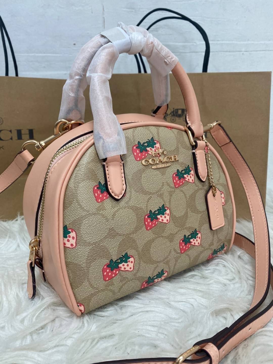 COACH SYDNEY SATCHEL BAG CA202 CA591 CB596 ใหม่ล่าสุด กับคอลที่สาวๆต้องหลงรัก กระเป๋าสะพายทรง satchel ที่มีรูปทรงดึงดูดสายตา สวยแรกเห็น วัสดุหนัง crossgrain พร้อมหูจับในตัว เปิด-ปิดด้วยซิป ภายในโล่งกว้าง ขนาดกำลังดี มีสายครอสให้ ปรับได้ตามชอบ ใบจริงลูกคุณ