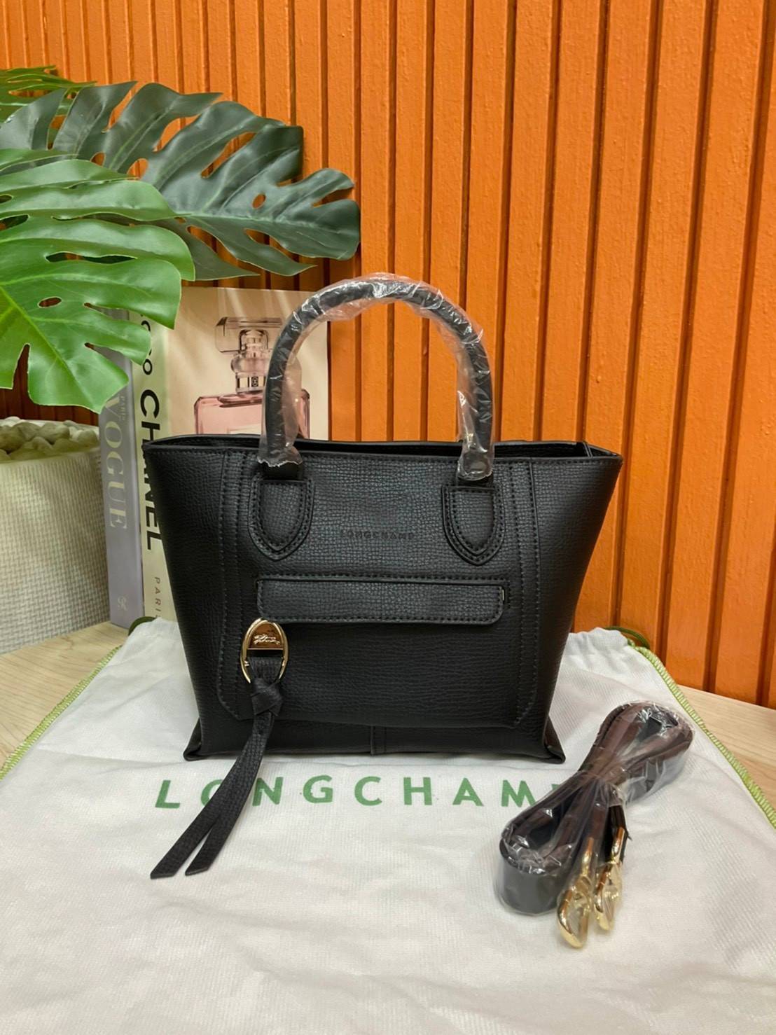 ของแท้ 💯% LONGCHAMP MINI MAILBOX TOP HANDLE BAG กระเป๋าถือ/Crossbody รุ่นหายาก!! รุ่นใหม่ล่าสุด ดีไซน์ด้วยเส้นด้ายที่ดูโฉบเฉี่ยว และ รูปทรงสี่เหลี่ยมคางหมู ทรงสวยโดดเด่น เป็นเอกลักษณ์ของผู้หญิง Longchamp วัสดุ Polyamide & Leather หนังแท้
